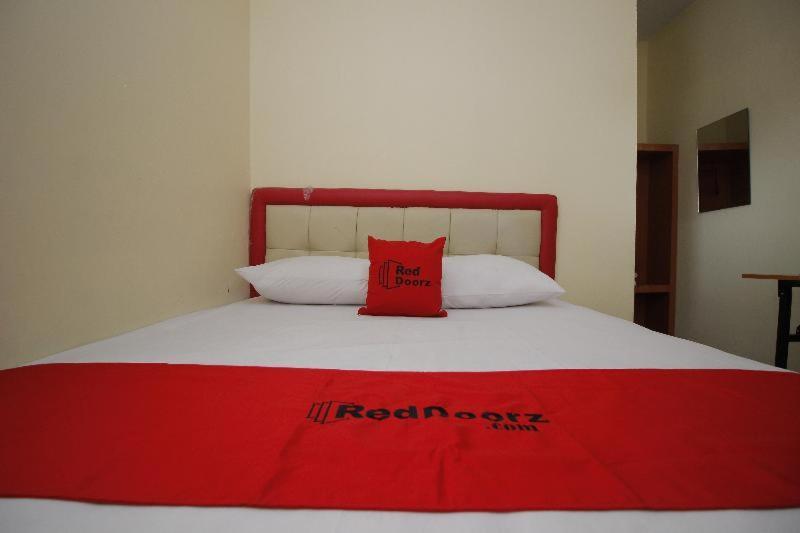 Reddoorz Plus @ Jalan Pemuda Yakarta Habitación foto