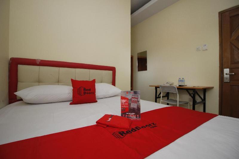 Reddoorz Plus @ Jalan Pemuda Yakarta Habitación foto